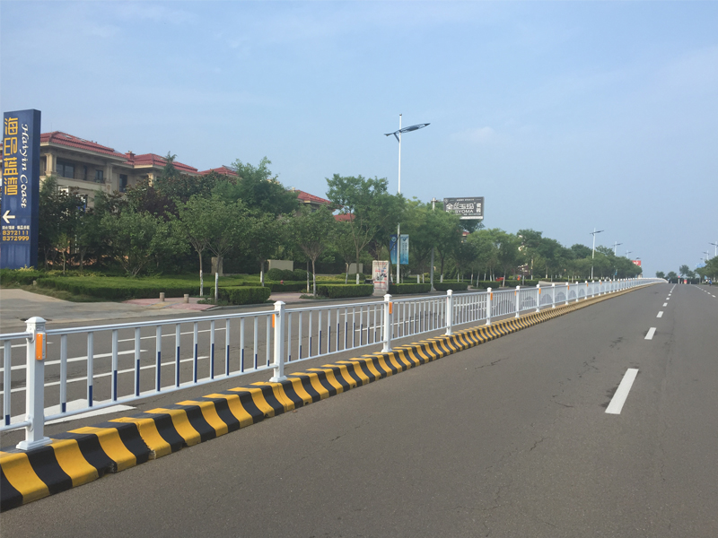 道路隔離護(hù)欄的使用與PVC草坪護(hù)欄的選擇